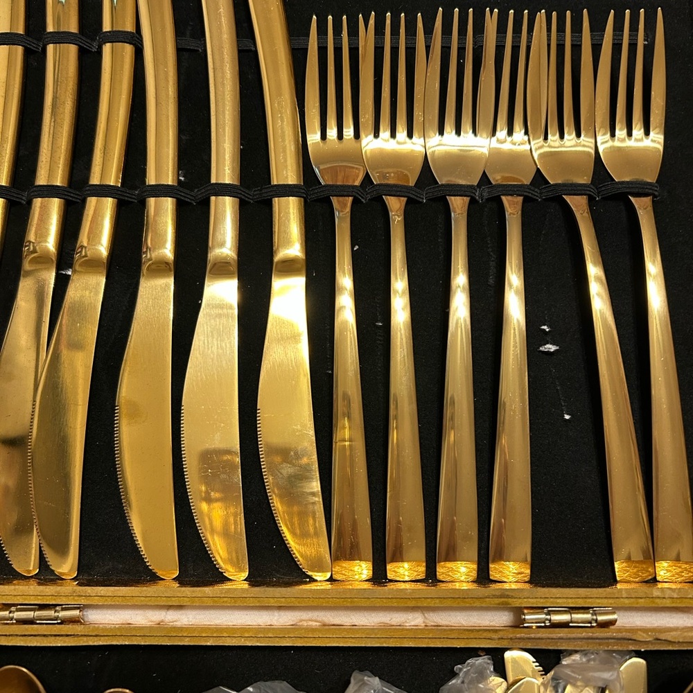 Elegant Gold Cutlery Set.    Gold